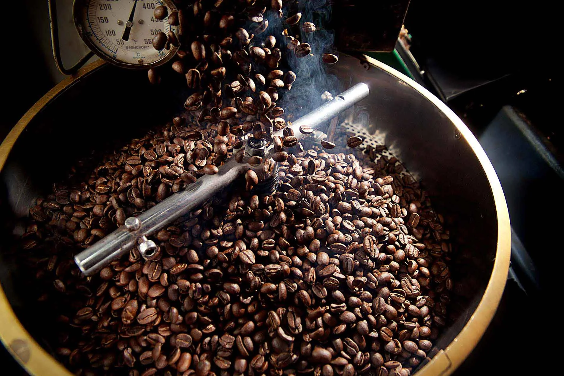 Descubre cómo el tostado del café influye en su sabor y aroma
